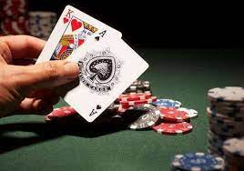 德州扑克游戏人数一般2-10个玩家，个别情况有12个玩家的